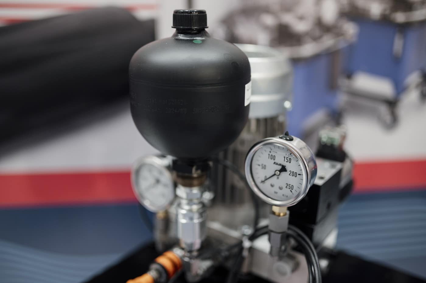 Sanitary stainless steel pressure vessel and headspace pressure instrumentation